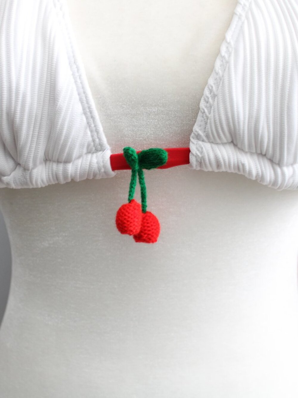 Crochet 3D Red Cherry Color Block White Triangle Bikini Top Size 1XL - Picture 3 of 5
